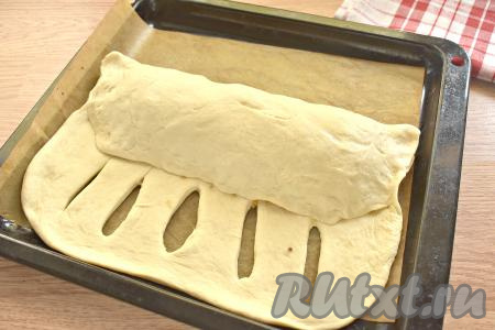Начинку накрываем стороной без надрезов.