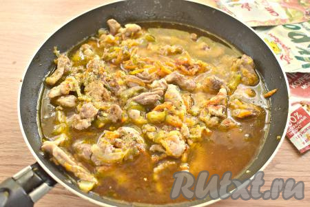 Вливаем на сковороду кипячёную воду (или мясной бульон) комнатной температуры, солим и добавляем специи по вкусу, кладём лавровый лист, перемешиваем, накрываем крышкой, доводим до кипения и сразу уменьшаем огонь до минимума.