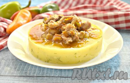 Очень аппетитную, вкусную и ароматную свинину к столу подаём с гарниром (например, с картофельным пюре), поливая соусом с солёными огурцами, который образовался в процессе тушения мяса.