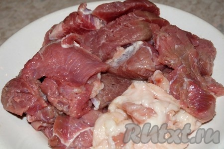 Подготовить мясо. Очень удобно для мясного фарша использовать срезанный куриный жирок и куриную кожицу, фарш в таком случае получается очень сочным и нежным. Когда обрабатываете курицу, не выбрасывайте срезанные жир и кожу, а сохраните в морозилке.