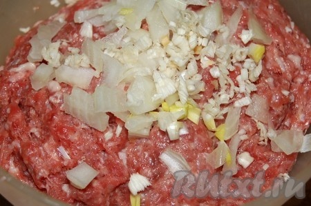 Нарезать репчатый лук мелкими кубиками и добавить в фарш. Перемешать готовый фарш для мясных биточков.