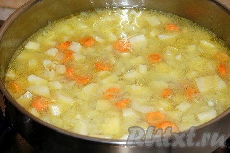 Для гарнира обжарить на другой сковороде мелко нарезанные картофель, морковь и репчатый лук, добавив специи по вкусу.