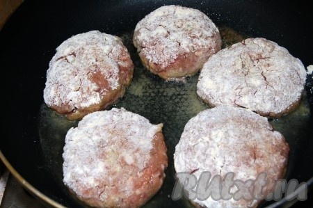 Сформировать из мясного фарша биточки, обвалять их в муке и обжарить на сливочном масле на среднем огне до румяной корочки.