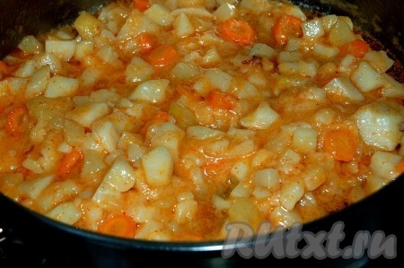 Можно добавить небольшое количество сметаны, воды.