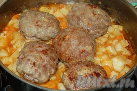 Обжаренные до румяной корочки мясные биточки, переложить в сковороду с гарниром, закрыть крышкой и довести до полной готовности.