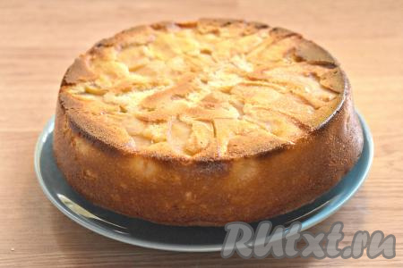 Остужаем шарлотку с яблоками и лимоном прямо в форме. Затем вынимаем пирог, перевернув форму так, чтобы яблочная начинка была сверху.