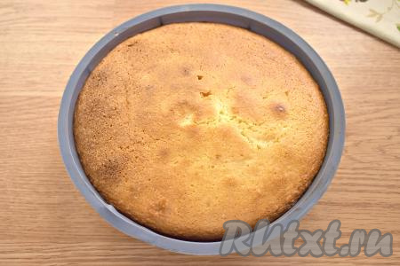 Отправляем шарлотку с лимоном и яблоками в духовку, разогретую до 180 градусов, минут на 25-30 (ориентируйтесь на свойства своей духовки). Дверцу духовки во время выпечки не открывайте, чтобы шарлотка не осела. Готовность можно проверить с помощью сухой деревянной шпажки: воткните шпажку в центр шарлотки и достаньте, если конец шпажки остался сухим, значит пирог готов.