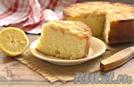 Нарезаем вкусную, пышную, ароматную лимонно-яблочную шарлотку и с наслаждением угощаемся!