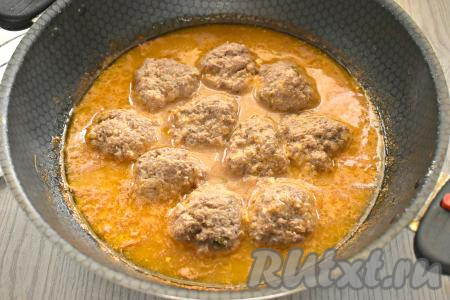 Доводим соус до кипения, огонь убавляем. Сковороду накрываем крышкой и тушим тефтели из фарша с кабачками 25-30 минут, периодически переворачивая со стороны на сторону.