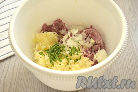 Лук очищаем. Моем зелень. К кабачкам и фаршу добавляем мелко нарезанные лук и зелень.