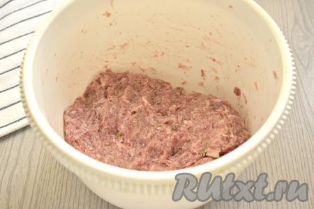 Фарш с кабачком для приготовления тефтелей должен получиться плотным, в меру вязким.