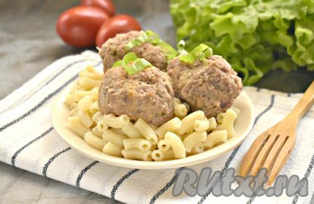 По истечении времени снимаем сковородку с огня. Вкусные, сочные, нежные тефтели, приготовленные из мясного фарша и кабачков, подаём к столу с гарниром. Я подала с макаронами и полила их соусом, в котором тушились тефтельки.