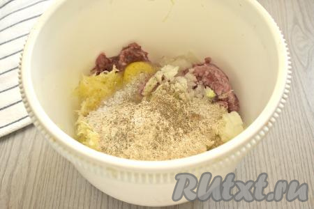 В эту же миску разбиваем яйцо и всыпаем панировочные сухари, солим и перчим, тщательно перемешиваем.