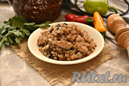 Затем достаём горшочки из духовки. Кусочки курицы получаются мягкими, сочными, а гречка становится аппетитной и рассыпчатой. К столу это вкусное и сытное блюдо подаём горячим, дополнив соленьями или свежими овощами.