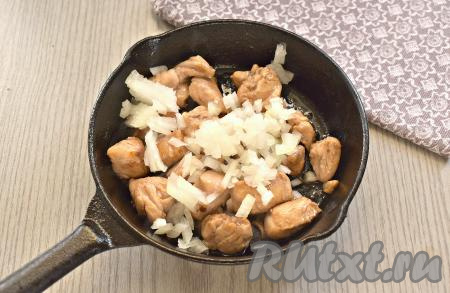 Затем к обжаренным кусочкам мяса добавляем нарезанный лук, перемешиваем и обжариваем, иногда помешивая, минуты 3-4.