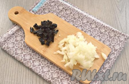 Очищаем и мелко нарезаем лук. Чернослив моем и нарезаем на полоски.