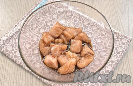 Куриное филе (или мясо, срезанное с любых частей курицы, например, с куриных бёдер) промываем, обсушиваем и нарезаем на небольшие кусочки, перекладываем в миску, заливаем соевым соусом, перемешиваем и отставляем в сторонку на 5 минут.