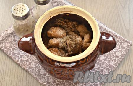 По вкусу солим и перчим содержимое горшочков.