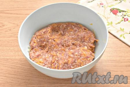Перемешиваем хорошо тыквенно-мясной фарш.