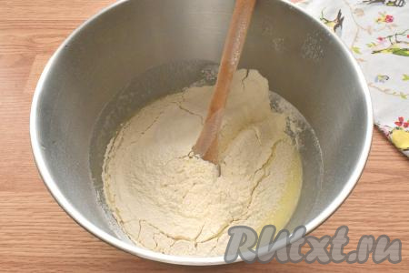 В яично-масляную смесь просеиваем пшеничную муку вместе с разрыхлителем для теста.