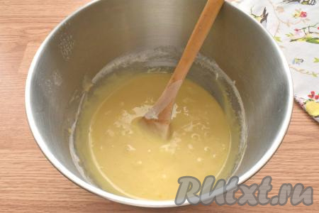 Перемешиваем содержимое миски ложкой по часовой стрелке движениями снизу вверх. Тесто для пирога получается нежным, средней густоты.