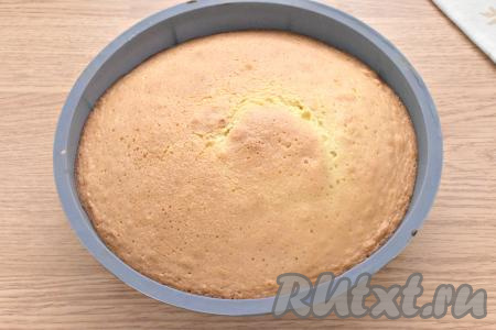 Отправляем грушевый пирог в разогретую до 180 градусов духовку на 30-35 минут. Готовность выпечки можно проверить деревянной шпажкой (просто втыкаем шпажку в центр пирога и достаём, если шпажка осталась сухой, на ней следов теста, значит пирог уже готов).