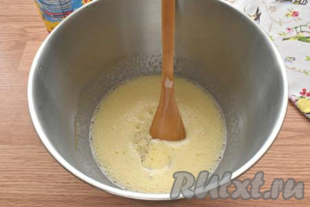 В сладкую яичную массу вливаем растительное масло, перемешиваем ложкой.