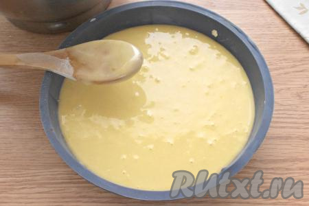 Поверх груш выливаем тесто.