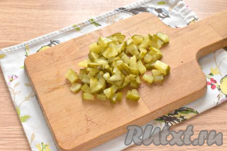 Солёные огурчики нарезаем на небольшие кусочки.