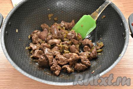 Жарим куриную печень с солёными огурцами, периодически перемешивая, на среднем огне примерно 8-10 минут (до готовности). Готовая печёнка в разрезе должна быть без примесей крови. 