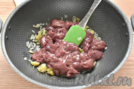 Затем выкладываем на сковороду подготовленную куриную печень.