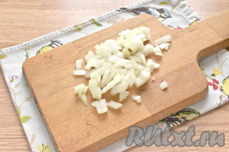 Очищенный лук нарезаем на средние кусочки.