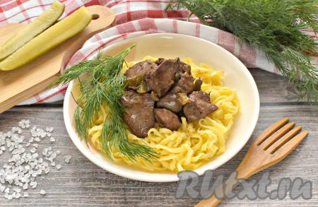 Куриная печень с солёными огурцами на сковороде