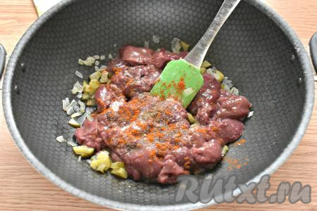 Печёнку с овощами по вкусу солим (учитывая, что у нас в блюде присутствуют солёные огурцы), посыпаем специями (в качестве специй я использовала чёрный молотый перец и 2 щепотки паприки), перемешиваем.