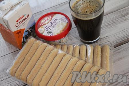 В чашку всыпать 1 столовую ложку растворимого кофе, влить 200 миллилитров кипящей воды. По желанию в получившийся крепкий кофе можно добавить 1-2 столовых ложки сахара, перемешать. Оставить крепкий кофе остывать.