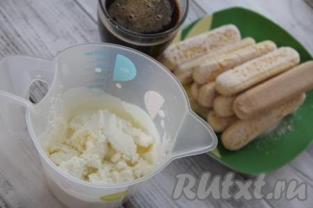 Сливки взбить с сахарной пудрой миксером до стойких пиков. Добавить творожный сыр и перемешать получившийся крем на небольших оборотах миксера до однородности.