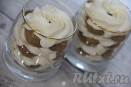 Затем снова отсадить часть крема и выложить две половинки печенья, предварительно пропитанного кофе. Повторить слои. У меня получилось три слоя палочек и четыре - крема. Последний слой делаем из крема. Поставить тирамису в холодильник на 2-3 часа.