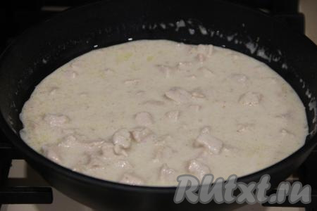 Довести подливу из индейки со сметаной на среднем огне до кипения и томить под крышкой на медленном огне минут 7.