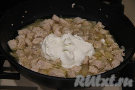 Отдельно развести крахмал в 50 миллилитрах холодной воды (до однородности), добавить сметану, перемешать получившийся соус и влить его в сковороду с тушёной индейкой, перемешать.