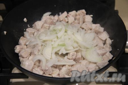 Затем добавить лук, нарезанный полукольцами.