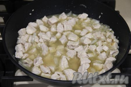 Влить 200 миллилитров воды, довести до кипения и, накрыв сковороду крышкой, тушить индейку минут 15 на медленном огне.