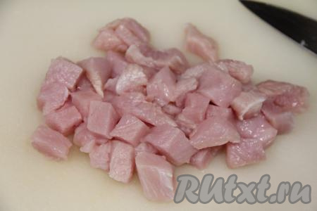 Индейку нарезать на кусочки размером 1,5х1,5 сантиметра.