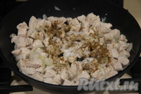 Обжаривать индейку с луком в течение минут 7, не забывая периодически перемешивать, добавить соль и специи (я добавила карри, можете взять другие специи по вкусу), перемешать.
