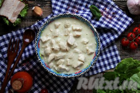 Нежную, вкусную подливу из индейки, приготовленную со сметаной, подать к столу, дополнив любым гарниром. Уверена, это несложное блюдо отлично впишется в семейное меню!