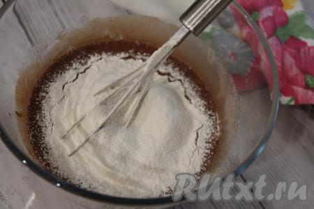 Всыпать просеянную муку.