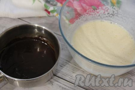 Взбить миксером яйца с сахаром в течение 3-4 минут (яичная масса в процессе взбивания должна увеличиться в объёме и стать более светлой).