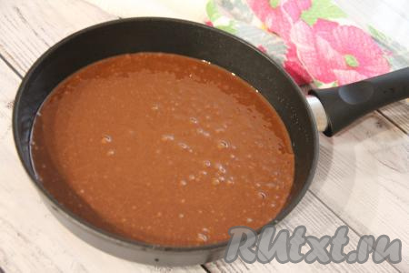 Сковороду (у меня сковорода диаметром 22 сантиметра) с достаточно высокими бортиками смазать тонким слоем растительного масла, выложить тесто.