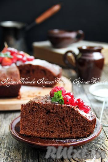 Переложить шоколадный брауни со сковороды на решётку и остудить. Затем нарезать на кусочки, украсить сахарной пудрой (я украсили ещё ягодами) и подать ароматный, очень вкусный, пористый пирог к столу.