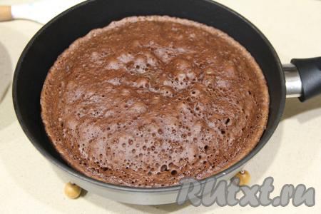 Поверхность пирога должна быть сухой. Готовность проверить сухой зубочисткой (если после прокола брауни зубочистка останется сухой, значит снимайте с огня).