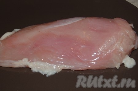 Берем куриное филе и слегка его отбиваем молоточком.